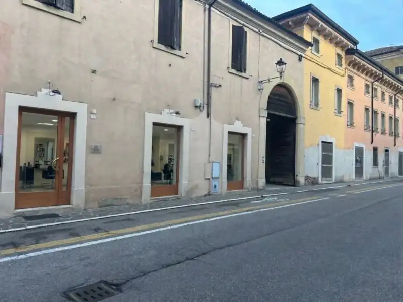 Negozio in Affitto a Valeggio sul Mincio, Valeggio sul Mincio