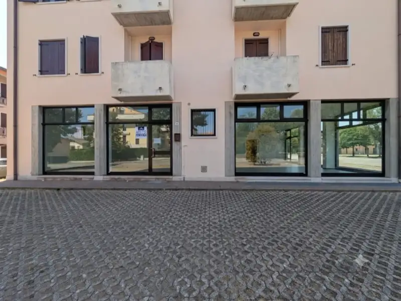 Ampio negozio con grandi vetrine e magazzino a San Pietro In Cariano, San Pietro In Cariano
